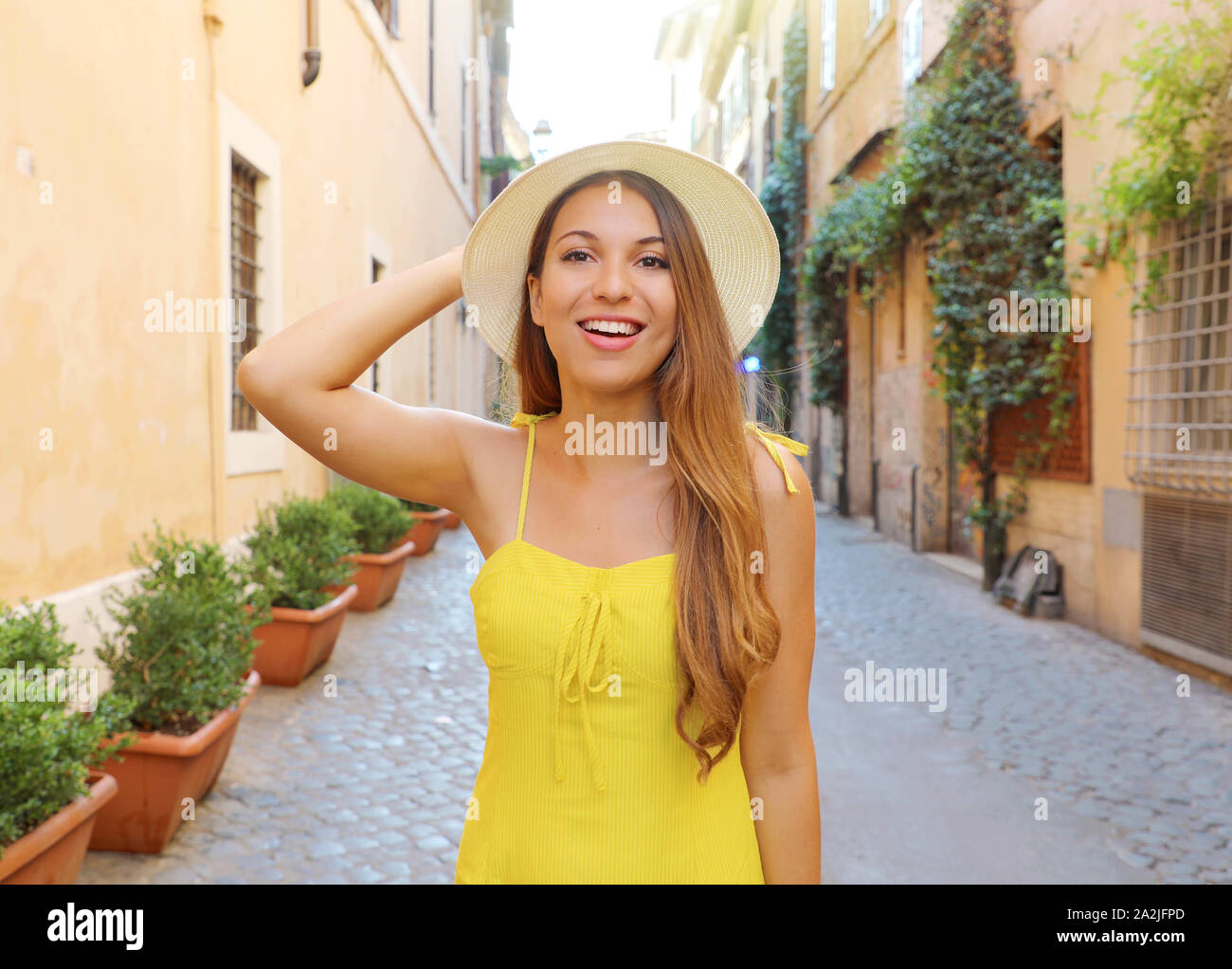 Jolie fille dans le Trastevere, Rome. Mode femme belle robe jaune avec  chapeau et promenades à travers les rues de Rome, Italie Photo Stock - Alamy