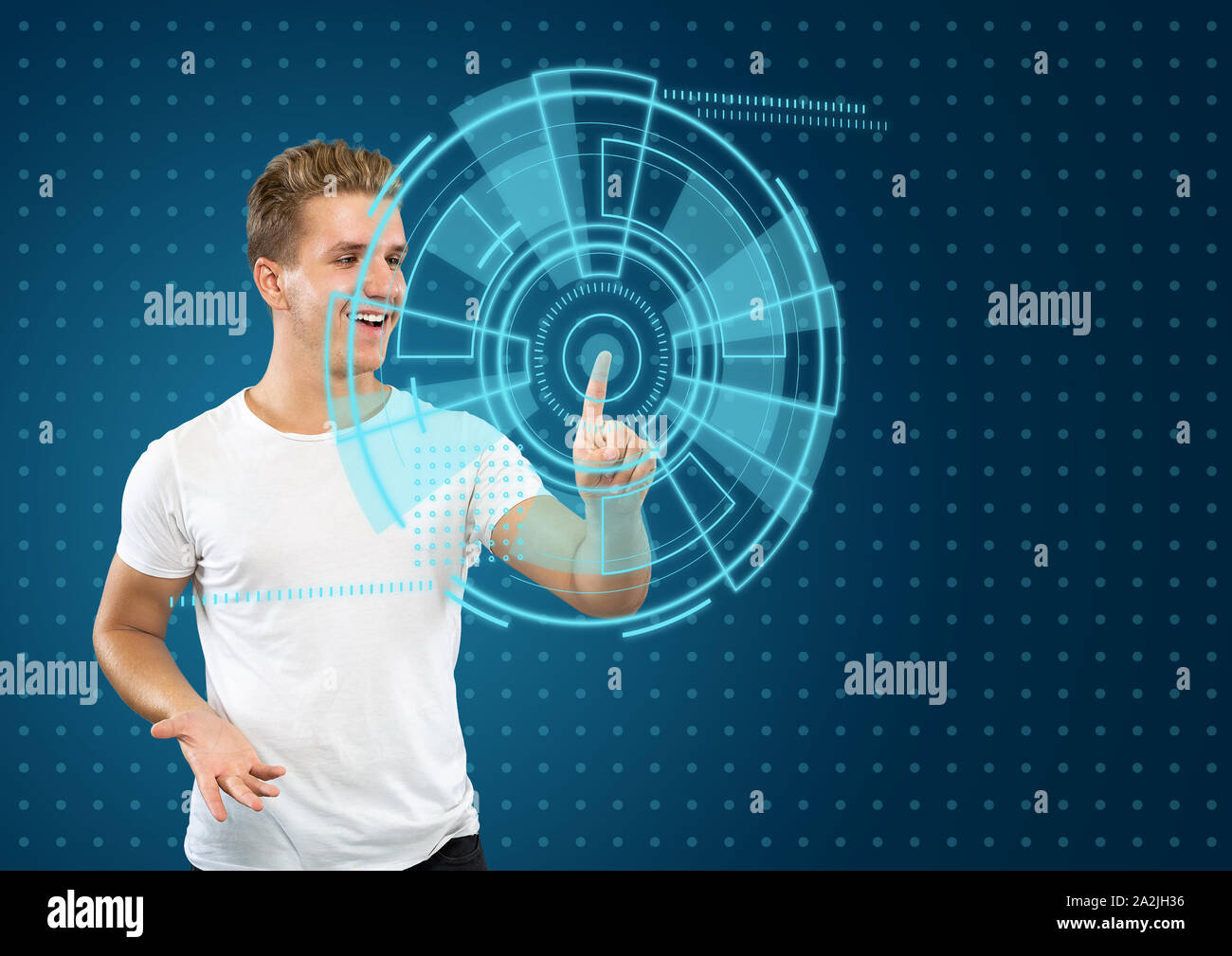 Les technologies modernes. Young caucasian man touche à la réalité virtuelle dans la lumière au néon sur fond bleu. Concept d'émotions humaines, l'expression du visage, gadgets et technologies modernes. Copyspace. Banque D'Images