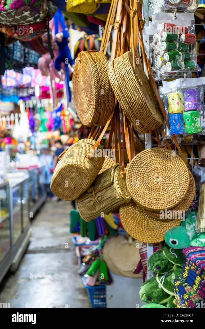 Affichage en souvenir marché philippin marché de souvenirs à Sabah, Borneo Kota Kinabalu, Malaisie. Banque D'Images