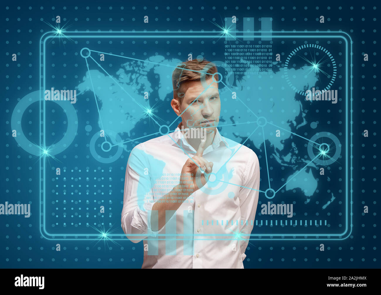 Les technologies modernes. Young caucasian man touche à la réalité virtuelle dans la lumière au néon sur fond bleu. Concept d'émotions humaines, l'expression du visage, gadgets et technologies modernes. Copyspace. Banque D'Images