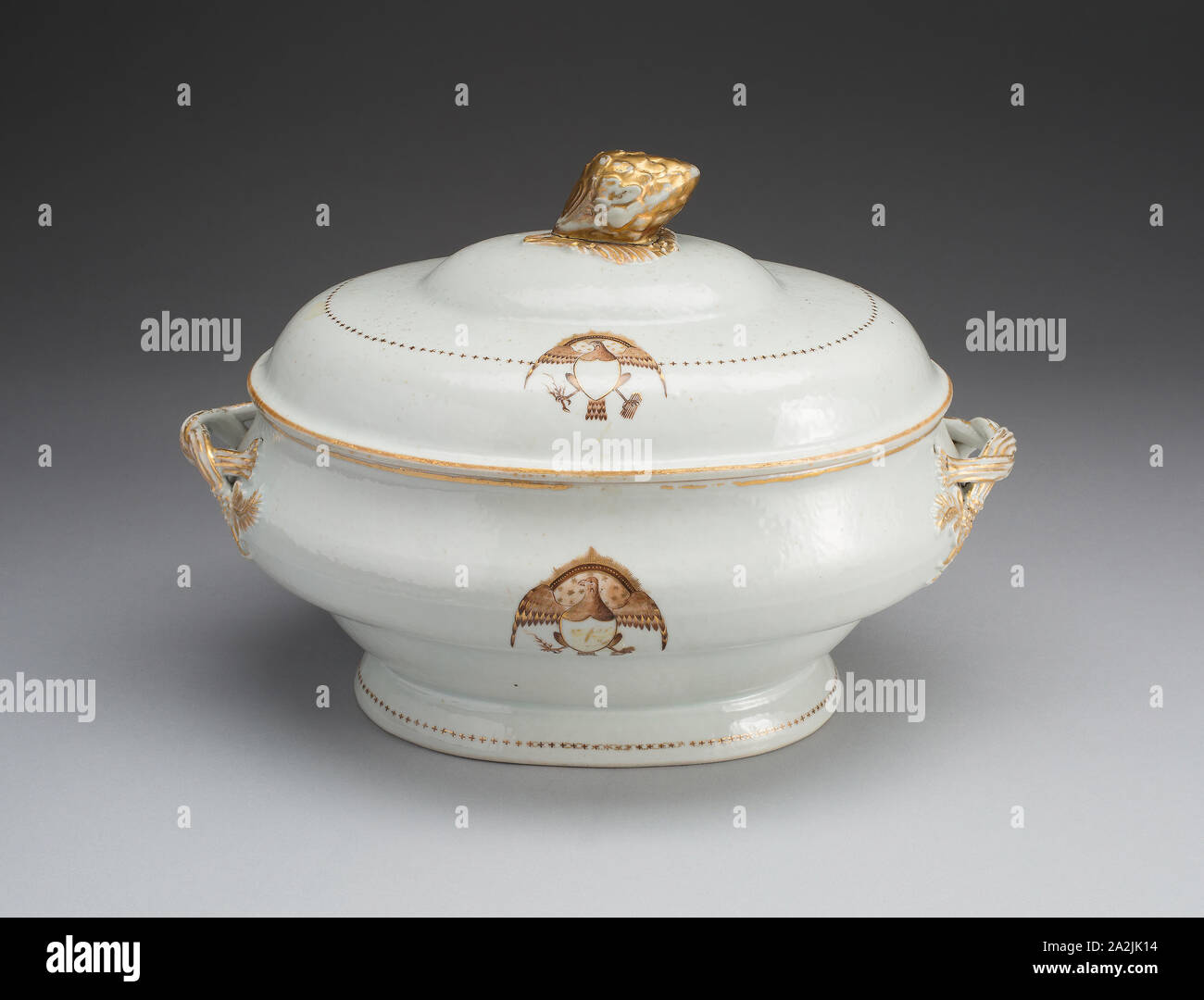 Porcelain tureen Banque de photographies et d'images à haute résolution -  Alamy