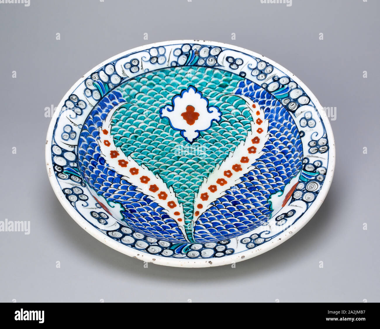 Plat (Tabaq) avec écailles et feuilles dentelées, dynastie ottomane (1299-1923), fin du 16e siècle, la Turquie, Iznik, Turquie, Fritware avec peinture sous glaçure en bleu, turquoise, rouge et noir, 6 × 30,7 cm (2 3/8 x 12 1/16 po Banque D'Images