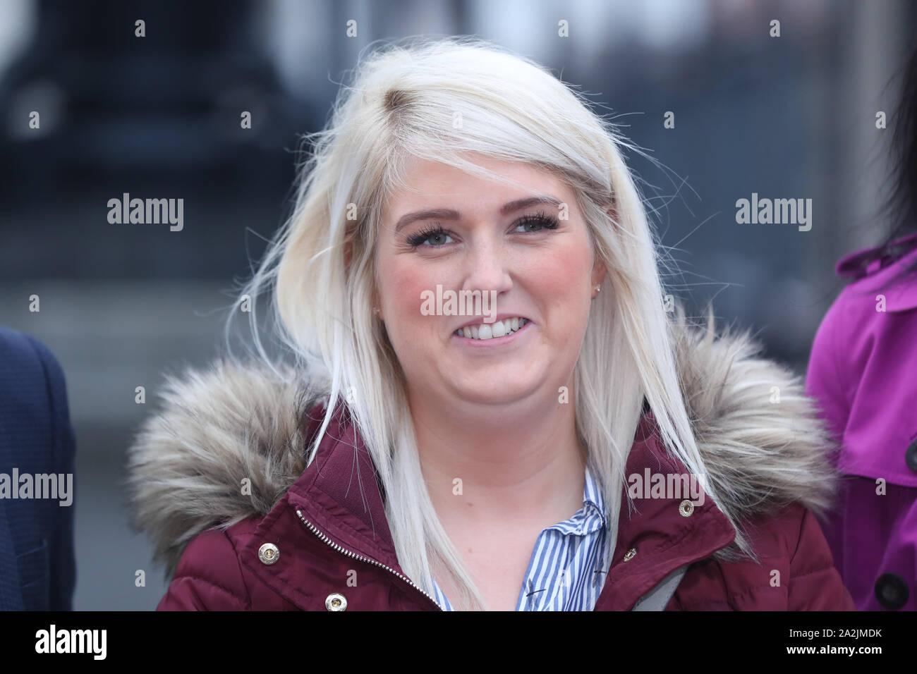 Sarah Ewart, 29, laissant la Haute Cour de Belfast après que son cas a été confirmé, où la cour a statué que l'Irlande du Nord ? ? ?s l'avortement stricte loi enfreint les UK ? ? ?s des engagements en la matière, après qu'elle s'est vu refuser un retrait en 2013. La Justice Mme Siobhan Keegan a dit le témoignage de Mme Ewart, qui devait se rendre à Londres pour mettre fin à sa grossesse, était ? ? ?convaincante ? ? ?. Banque D'Images