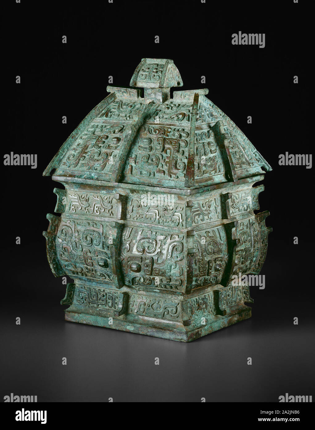 Conteneur de vin, dynastie Zhou de l'Ouest ( 1046-771 av. J.-C. ), fin 11e siècle avant J.-C., la Chine, Bronze, 32,8 × 18,4 × 14,4 cm (12 7/8 x 7 1/8 x 5 5/8 po Banque D'Images