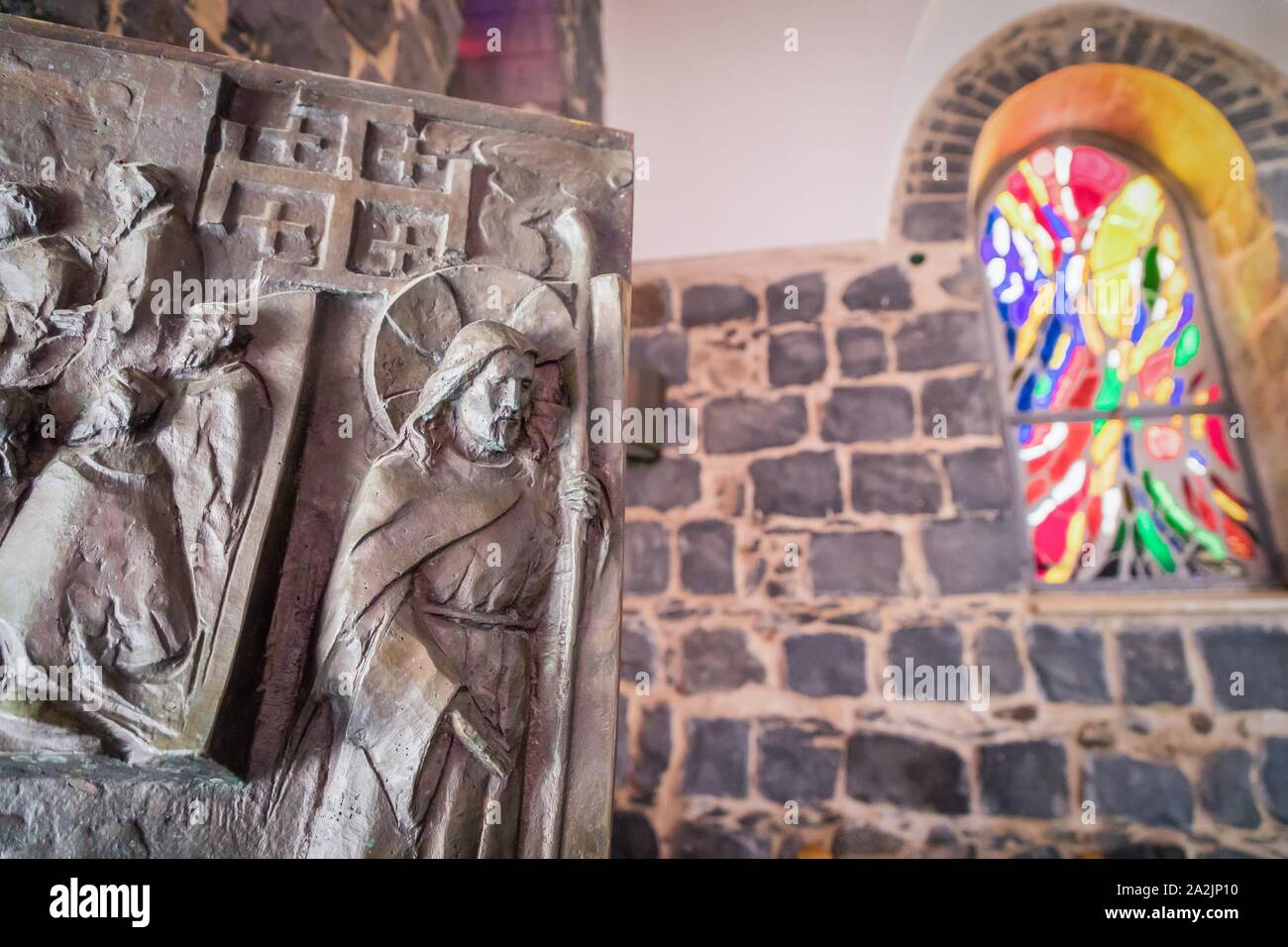 L'église de la primauté de Saint Pierre. Église franciscaine située à Tabgha, Israël. Portes et fenêtres à vitraux, détails Banque D'Images