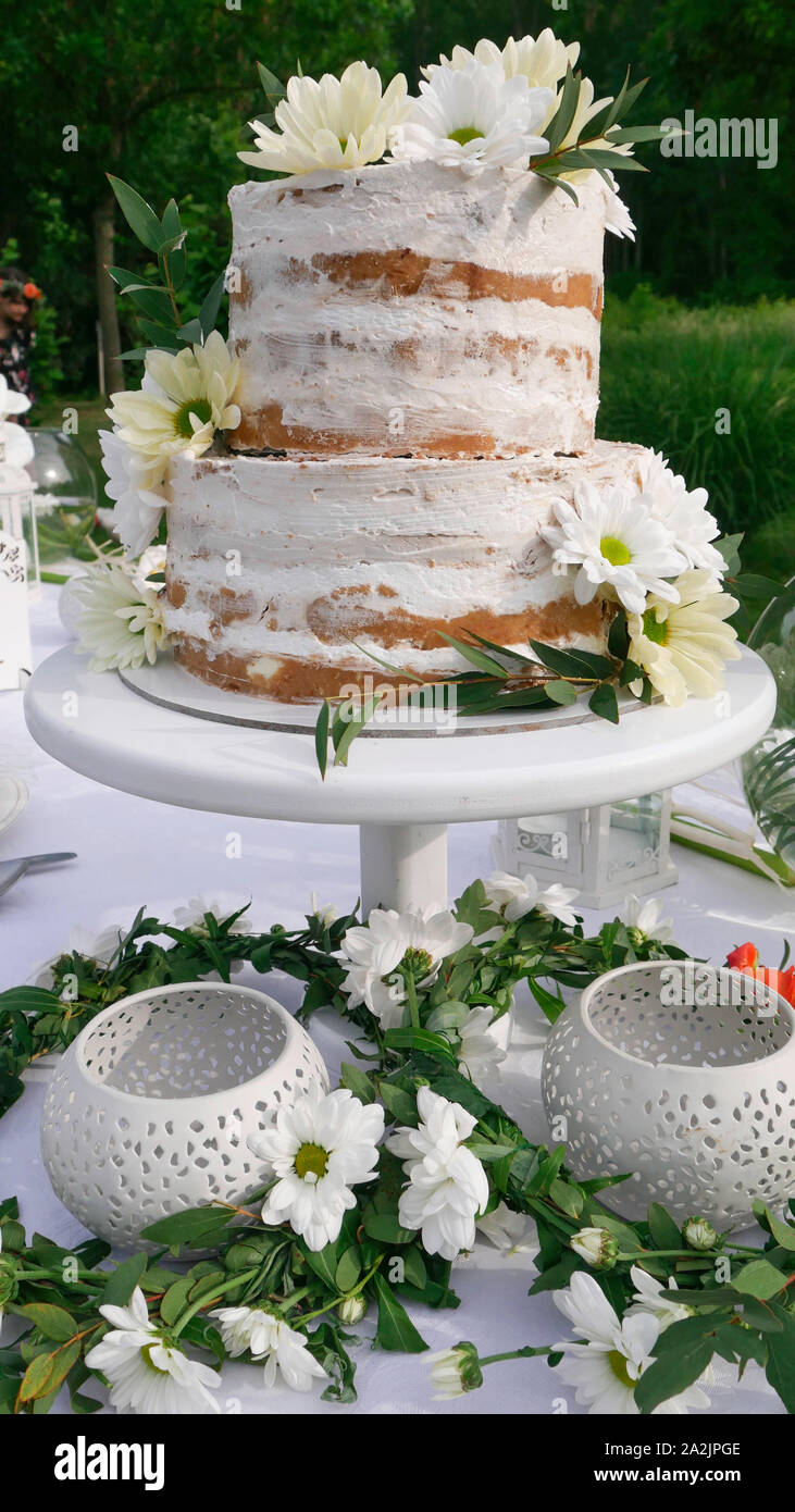 Blanc décoration de la table de mariage et un gâteau de mariage à deux niveaux Banque D'Images