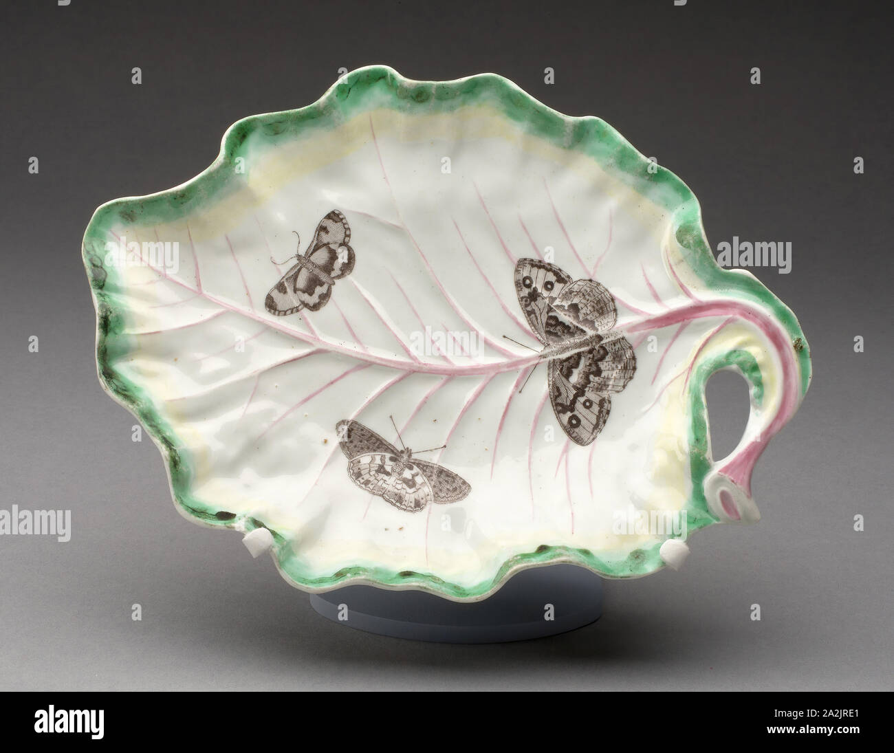 Plat de feuille de tabac, ch. 1760, Manufacture de Worcester, Worcester, Angleterre, fondée 1751, Worcester, Soft-coller avec porcelaine émaux polychromes, L. 21,1 cm (8 5/16 in Banque D'Images Plat de feuille de tabac, ch. 1760, Manufacture de Worcester, Worcester, Angleterre, fondée 1751, Worcester, Soft-coller avec porcelaine émaux polychromes, L. 21,1 cm (8 5/16 in Banque D'Images
