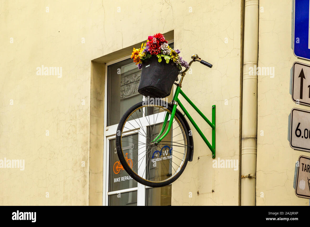 La moitié d'une bicyclette utilisée comme une fleur afficher, Riga, Lettonie, Banque D'Images