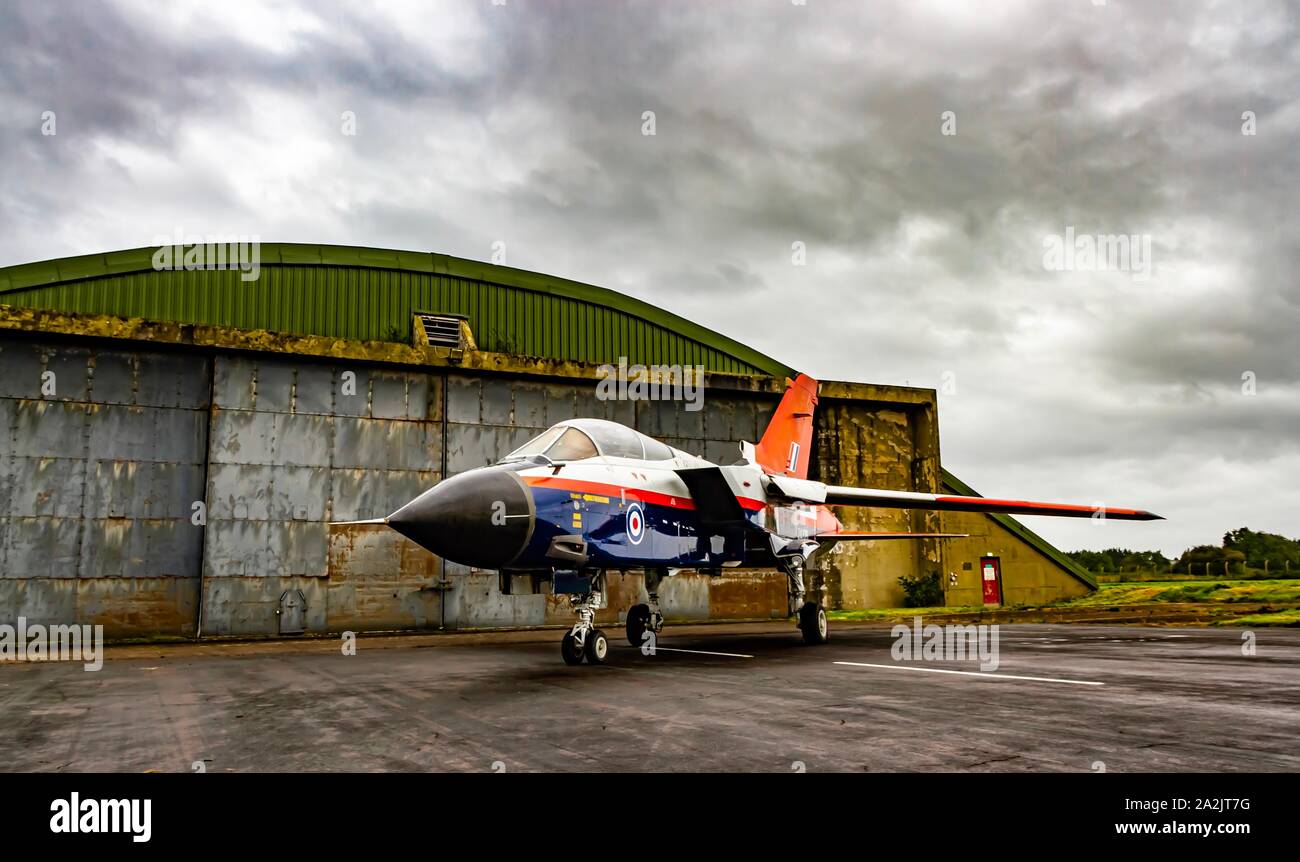 ZA326 Panavia Tornado Gr1 dans royal aircraft est couleurs ou ondulation framboise comme il est affectueusement connu en face d'un hangar sous moody skies Banque D'Images