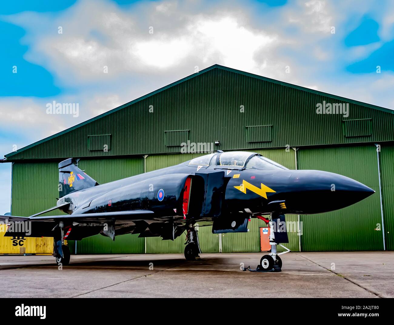 Mcdonnell douglas F4 Phantom FG1 XV582 BLACK MIKE debout à l'extérieur d'un hangar après avoir été restaurée par les services à St Athan GJD Banque D'Images