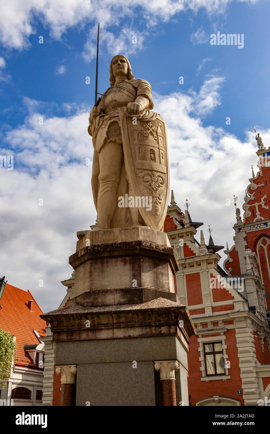 Gréeur statue de Roland sur la place du village à tête noire maison dans l'arrière-plan, Riga, Lettonie, Banque D'Images