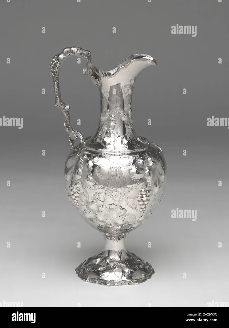 Pitcher, 1855/63, Cann et Dunn, American, 1855-1860, vendue par John Cox et Co., États-Unis, actif 1817-1863, New York, New York, d'argent, 38,1 × 15,2 × 17,8 cm (15 1/4 x 6 1/2 × 7 1/2 po Banque D'Images