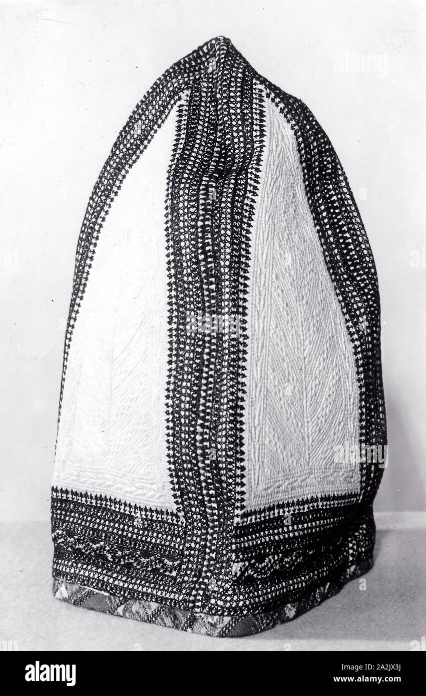 Cap, 19e siècle, l'Inde, l'Inde, en coton blanc avec design matelassé et brodé en soie noire. Banque D'Images