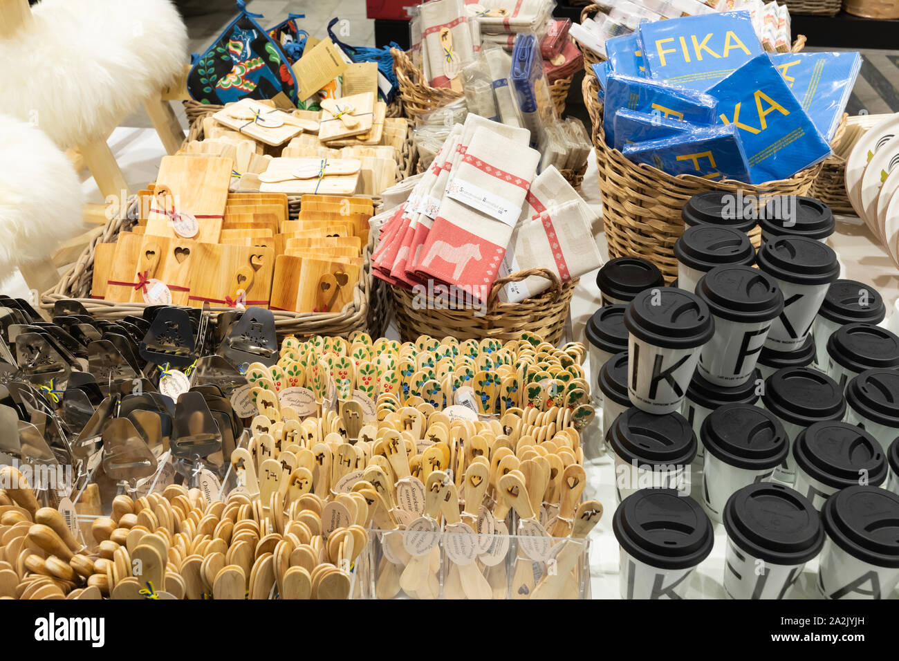 Stockholm, Suède, 2019: Dans une boutique, une sélection de souvenirs suédois et de produits de marque Fika sont en vente dans des paniers et des boîtes en plastique. Banque D'Images