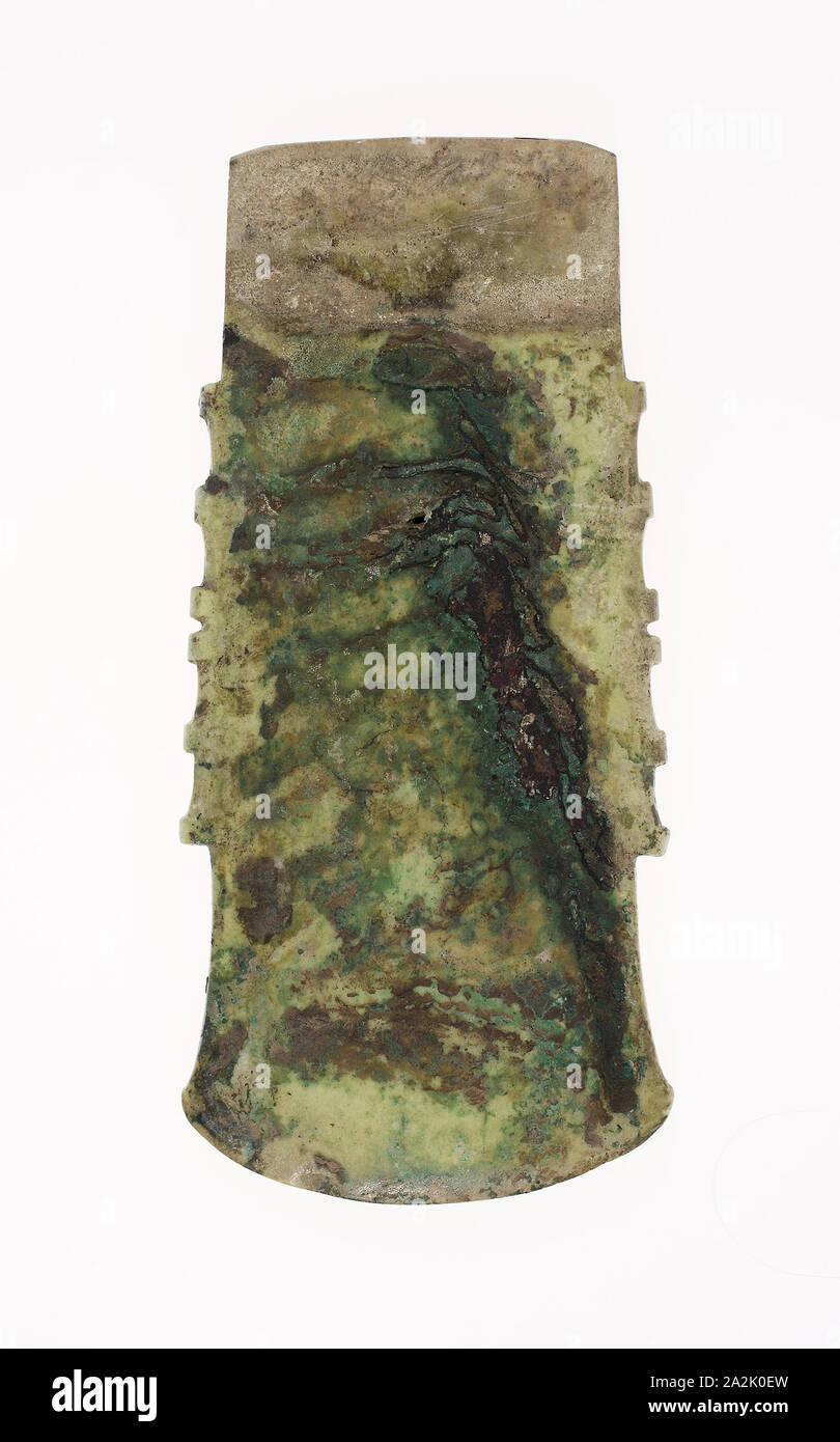 Axe cranté, Dynastie Shang (ch. De 1600 à 1046 avant J.-C.), 2e millénaire avant J.-C., la Chine, le Jade, 12,54 × 5,56 × 0,48 cm (6 × 2 × 1/5 à 3/16 Banque D'Images