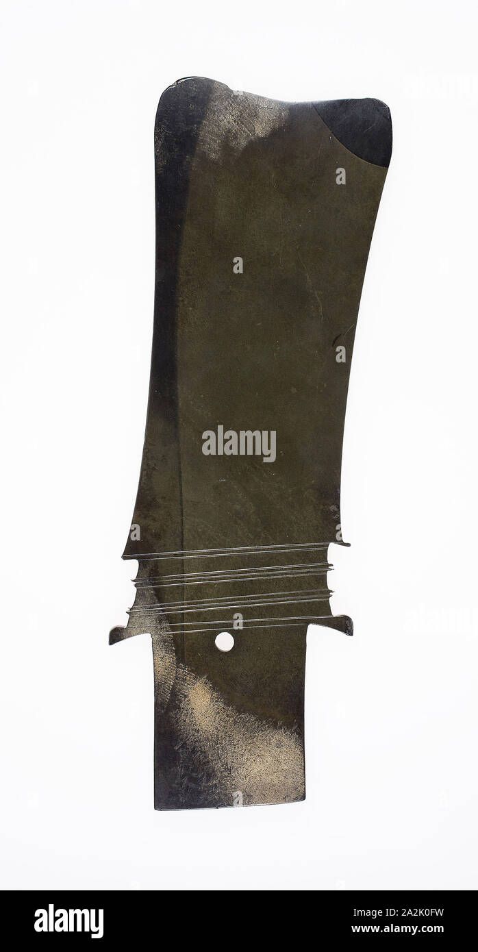 Lame, la fin de l'époque néolithique jusqu'au début de la période Shang, ch. 2000/1000 AVANT J.-C., la Chine, le Jade, 32,4 × 10,8 × 0,3 cm (12 3/4 x 4 1/4 × 1/8 in Banque D'Images