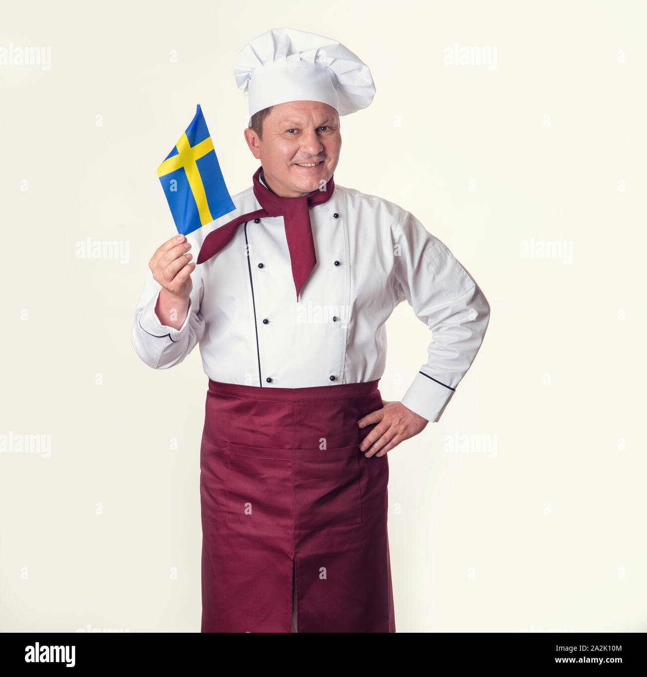 Chef cuisinier en uniforme avec le drapeau de la Suède. La cuisine scandinave. Banque D'Images