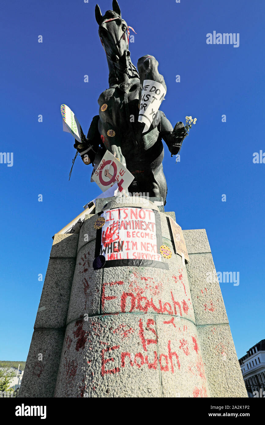 Plus de gauche d'un signe de la marche des femmes contre la violence sexiste et le féminicide qui a eu lieu à Cape Town, Afrique du Sud, le 6 septembre 2019. Banque D'Images