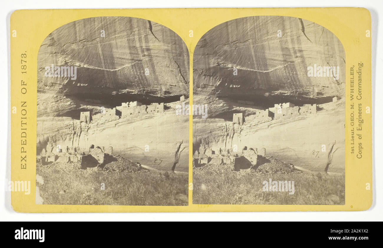 Ruines de Cañon de chelle, N. M., dans une cavité dans le mur, 60 pieds au-dessus du lit actuel du canyon. Les murs de la hauteur de 700 pieds. La présente race d'Indiens ne connaissent rien de l'âge de ces bâtiments qui ont occupé d'eux, 1873, Timothy O'Sullivan (Américain, né en Irlande, 1840-1882), commandé par George Wheeler pour le Département de la guerre, Corps of Engineers de l'armée américaine, United States, à l'albumine, stéréo, n° 21 de la série explorations géographiques et des enquêtes à l'ouest du 100e méridien Banque D'Images