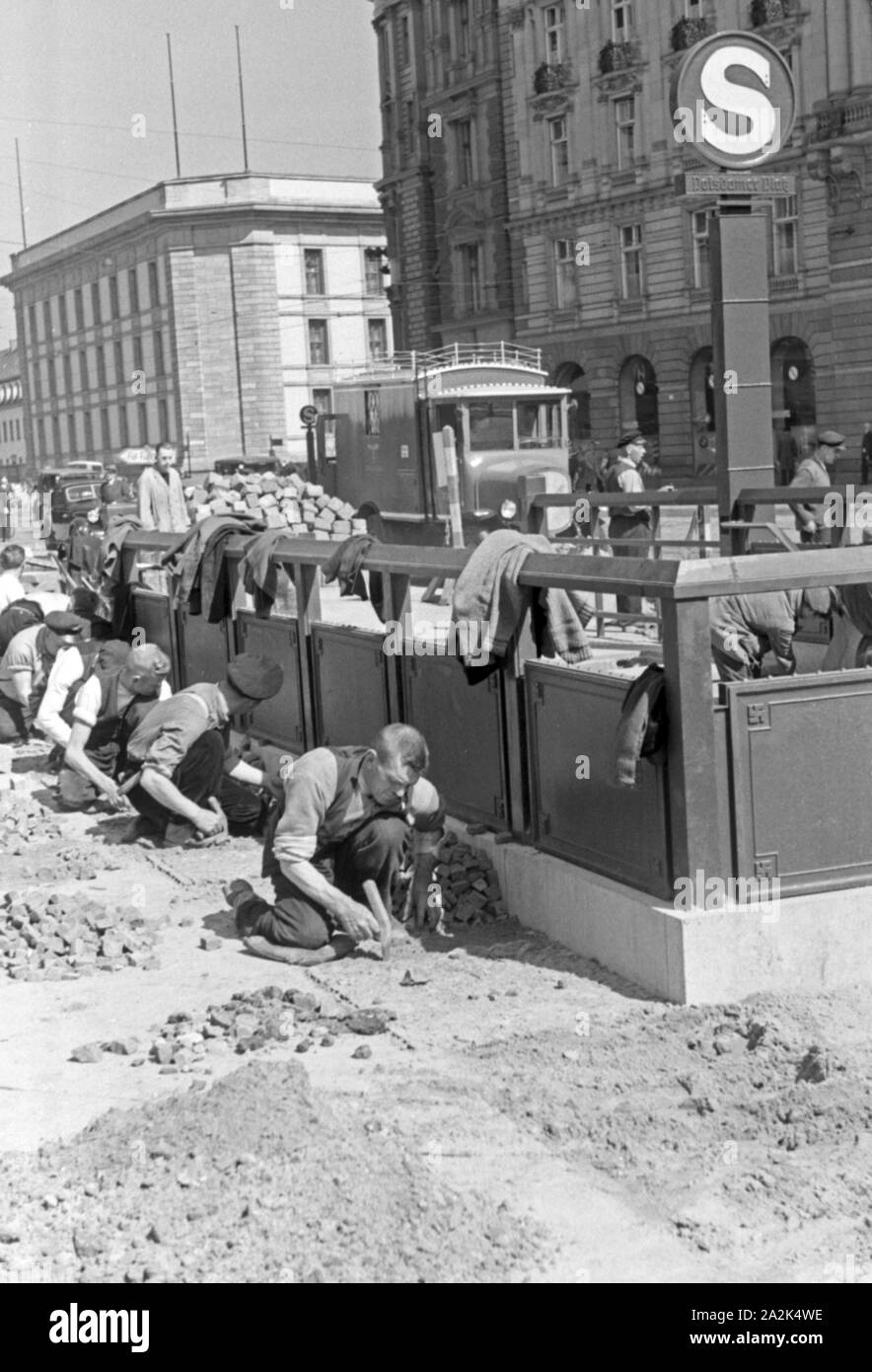 Bauarbeiter am letzten Teilstück der La Société Dr.-S-Bahn à Berlin bei Arbeiten an der Haltestelle Potsdamer Platz, Deutschland 1930er Jahre. Les travailleurs de la construction à la dernière partie de la liaison nord sud de Berlin, Allemagne 1930 tramway. Banque D'Images