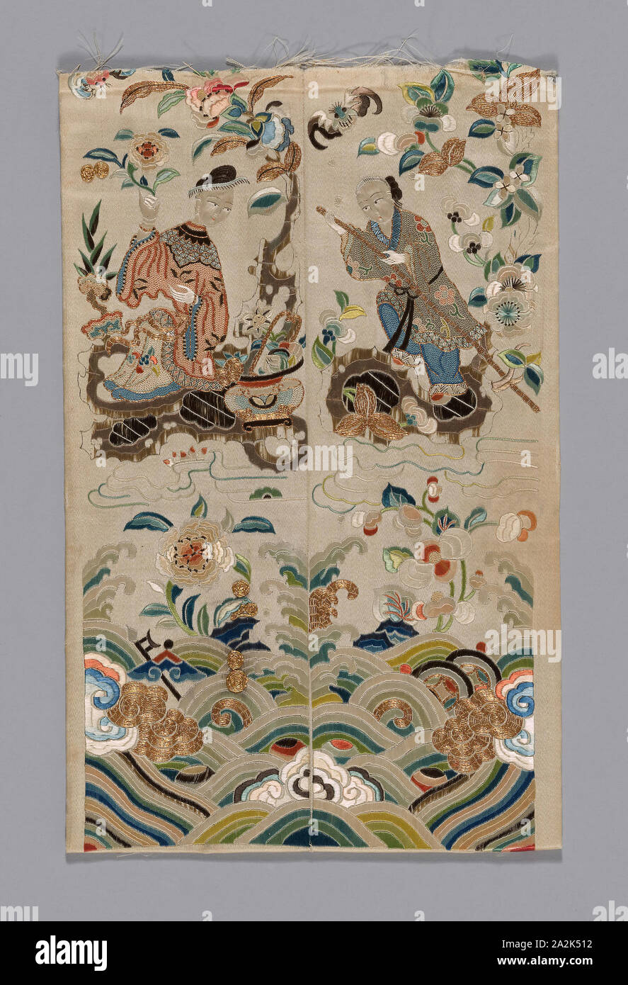 Bande Manchon, de la dynastie Qing (1644-1911), 19e siècle, Han-Chinese, Chine, rédigée et bandes brodées d'un manchon-robe, cut et présentée comme un écran rabattable 24. Les deux moitiés inférieures des joints pour former le châssis central, les moitiés de haut en former à l'autre. Chiffres et symboles auspicieux en couleurs et d'or sur ivoire silk grou nd., 29,5 × 19,4 cm (11 5/8 x 7 5/8 po Banque D'Images