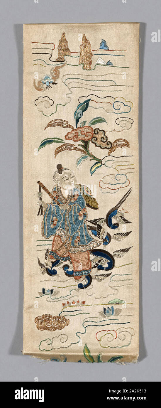 Bande Manchon, de la dynastie Qing (1644-1911), 19e siècle, Han-Chinese, Chine, rédigée et bandes brodées d'un manchon-robe, cut et présentée comme un écran rabattable 24. Les deux moitiés inférieures des joints pour former le châssis central, les moitiés de haut en former à l'autre. Chiffres et symboles auspicieux en couleurs et d'or sur ivoire silk grou nd., 30,1 × 14,9 cm (11 7/8 x 5 7/8 po Banque D'Images