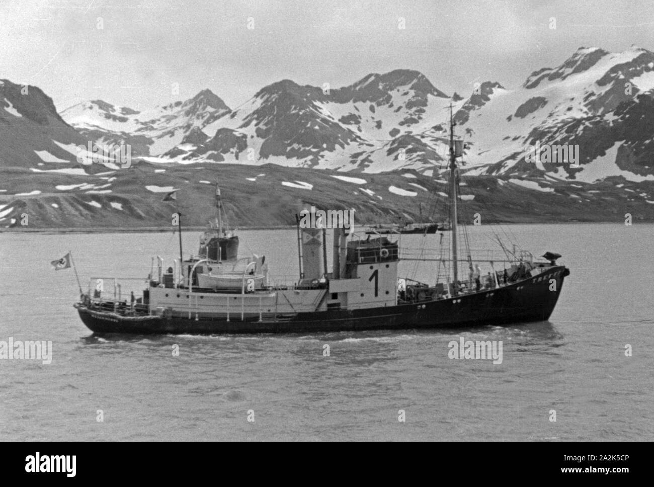 Fangboot "Treff J' des 'Mutterschiffs Walfang Jan Wellem' der deutschen, 1930 Walfangflotte er Jahre. La chasse baleinière bateau "Treff J' du navire-usine 'Jan Wellem', 1930. Banque D'Images