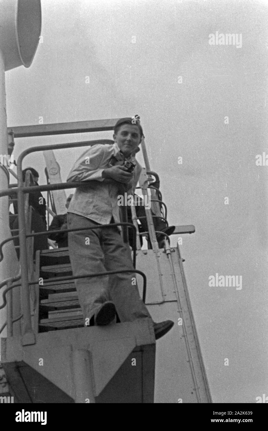 Des Fabrikschiffs Besatzungsmitglied Ein 'Jan Wellem'mil senneur Kamera, 1930. Un membre de l'équipage du navire-usine 'Jan Wellem' de la flotte baleinière allemand avec son appareil photo, 1930. Banque D'Images