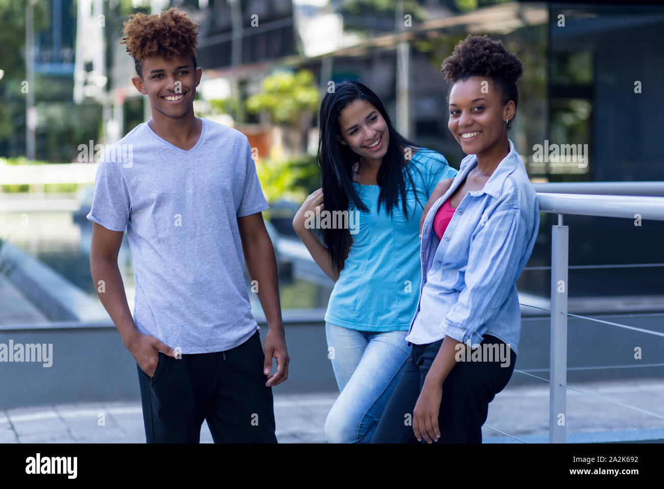 Les jeunes d'Amérique latine et hispaniques et afro-américains à l'extérieur dans les gens hipster city en été Banque D'Images