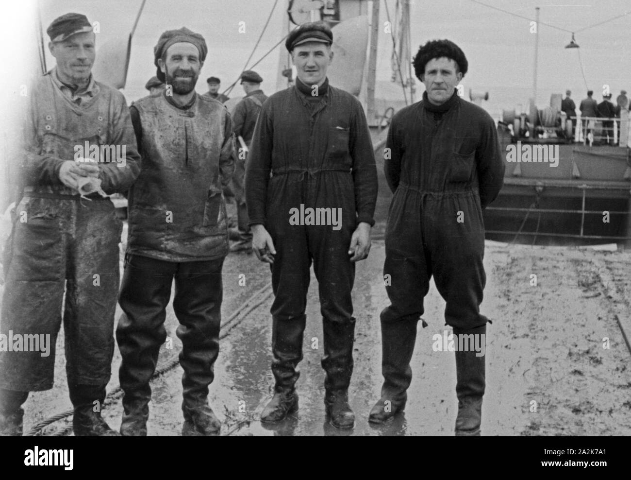 Männer der Besatzung des Fabrikschiffs «Jan Wellem' auf Deck, 1930er Jahre. Membres de l'équipage du navire-usine 'Jan Wellem' sur le pont, 1930. Banque D'Images