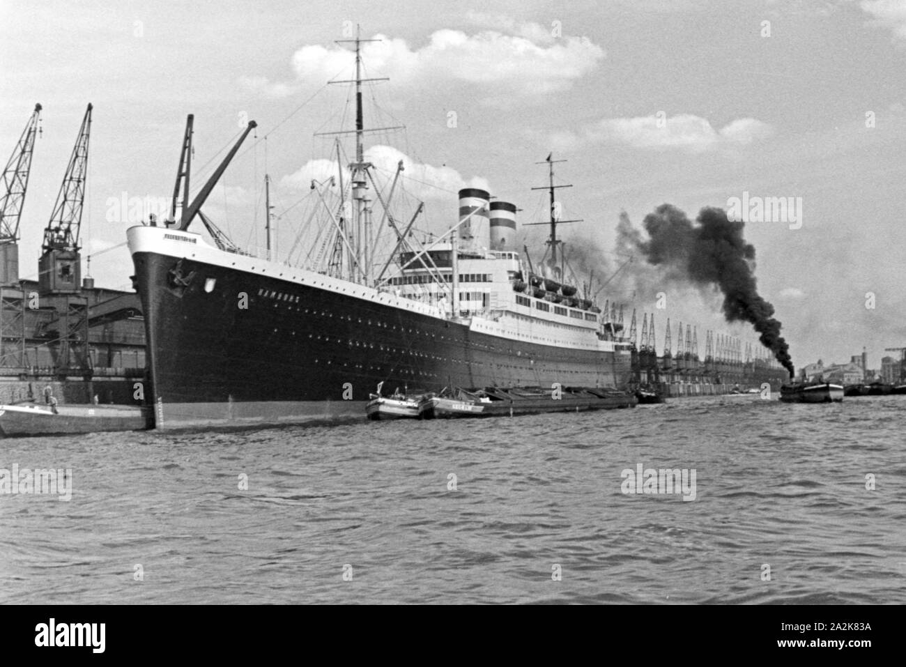 Das 'Passagierschiff im Hafen von' Hambourg Hambourg, 1930er Jahre. Bateau à vapeur passagers 'Hamburg' au port de Hambourg, 1930. Banque D'Images