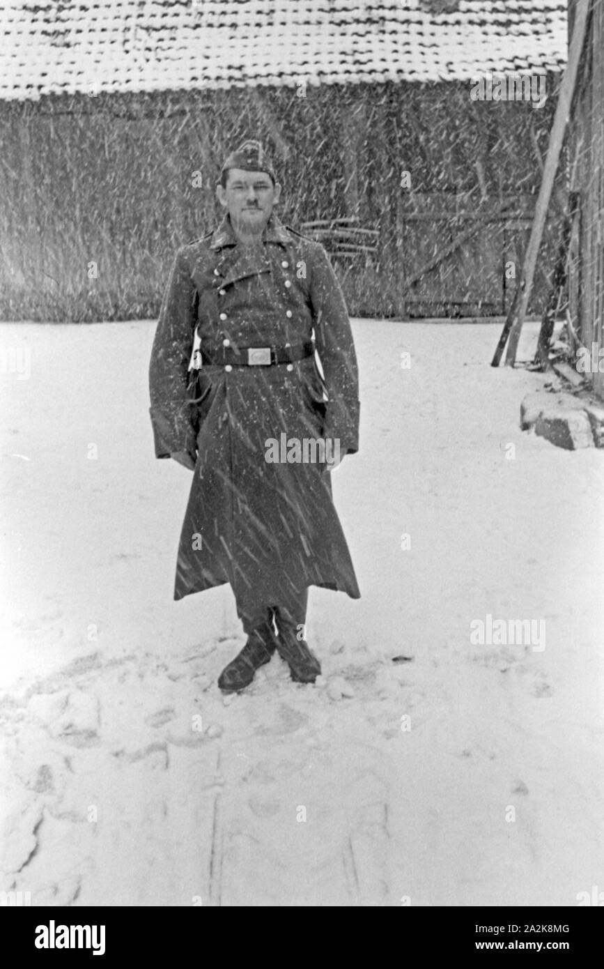 Auf Der Vater der Vierlinge Weihnachtsurlaub im Schnee, Deutschland 1930 er Jahre. Le père de quadruplés filles sur vacances de Noël de l'armée dans la neige, l'Allemagne des années 1930. Banque D'Images