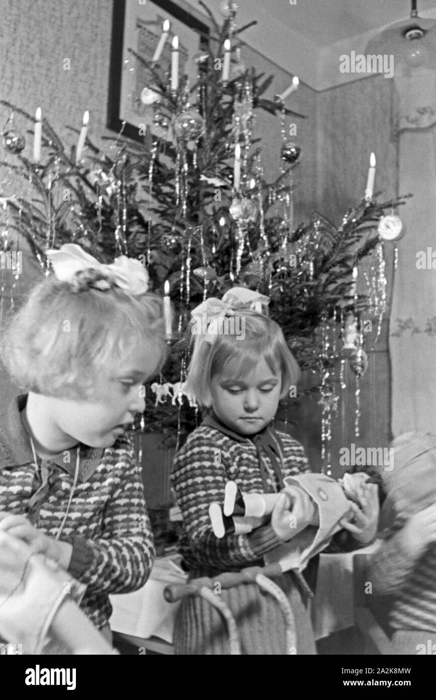 Weihnachten bei einer Familie mit zwei von Vierlingen, 1930er Jahre Deutschland. Noël à une famille avec deux filles de quadruplés, Allemagne 1930. Banque D'Images