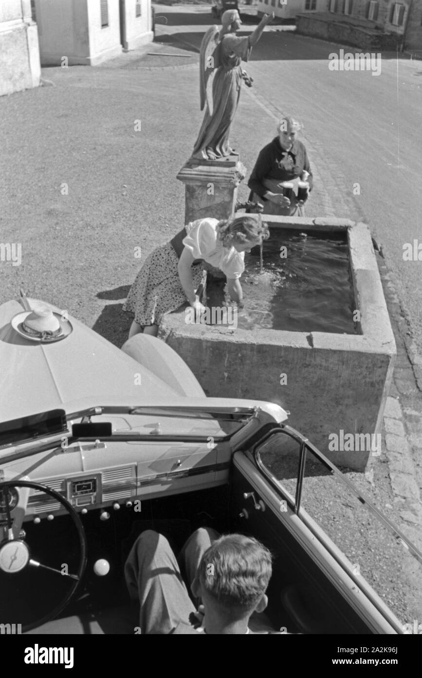 Die österreichische Schauspielerin Gusti Wolf erfrischt sich bei einem Brunnen Ferien auf dem Lande, Deutschland 1930 er Jahre. L'actrice autrichienne Gusti rafraîchissante Wolf à un bien en vacances à la campagne, à l'Allemagne des années 1930. Banque D'Images