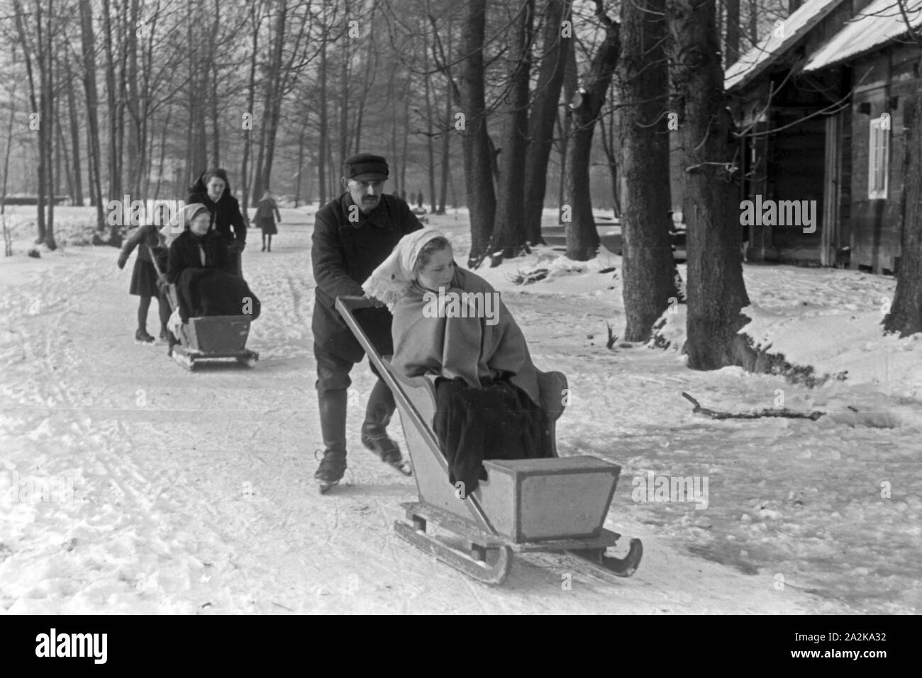 Le Familien haus auf einem Eislaufen zugefrorenen Voir im Spreewald, Deutschland 1930 er Jahre. Les familles de patiner sur un lac gelé au Spreewald, Allemagne 1930. Banque D'Images