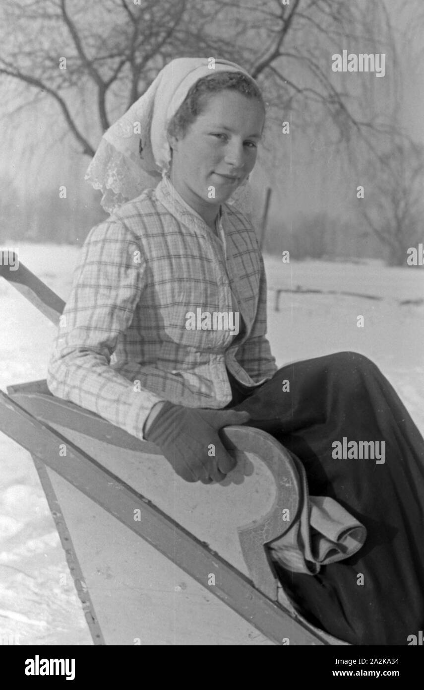 Eine junge Frau in einem Schlitten im Spreewald, Deutschland 1930 er Jahre. Une jeune femme dans un traîneau de Spreewald, Allemagne 1930. Banque D'Images