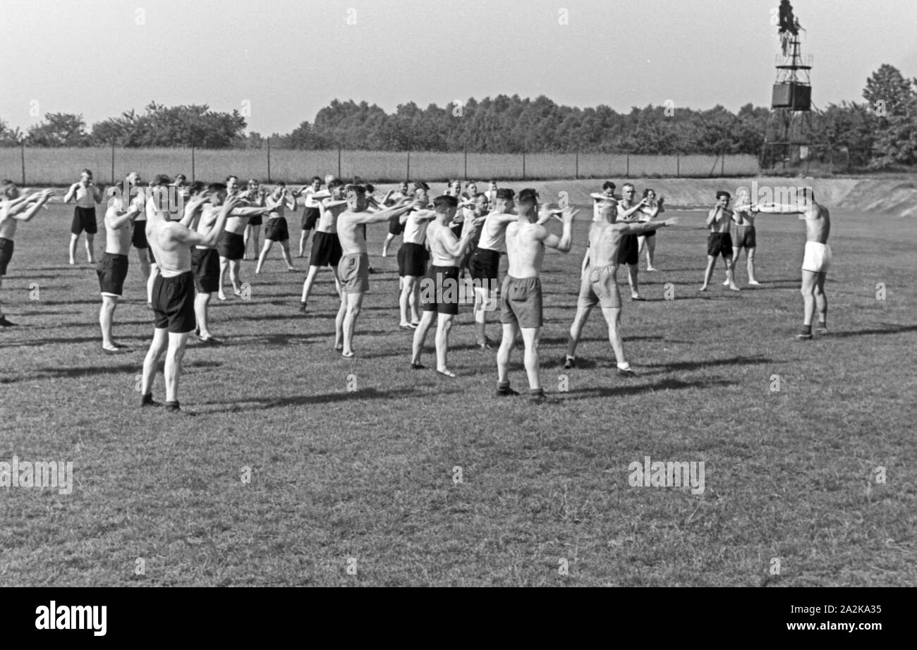 Gruppe Ein junger Männer beim Frühsport, Deutschland 1930 er Jahre. Un grou de jeunes hommes font leur exercice tôt, l'Allemagne des années 1930. Banque D'Images