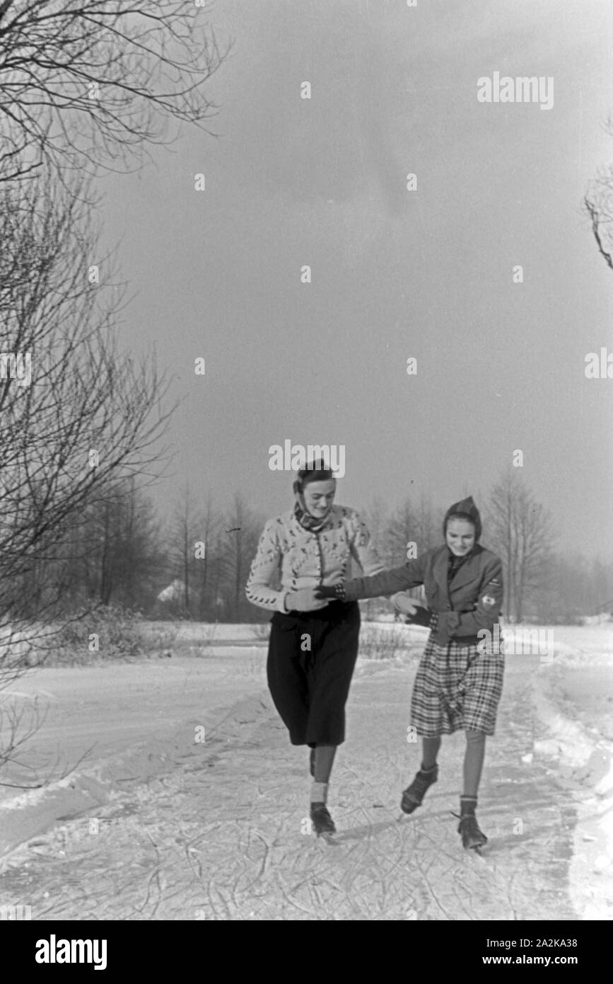 Mutter und Tochter beim Eislaufen auf einem zugefrorenen Voir im Spreewald, Deutschland 1930 er Jahre. Mère et fille patinant sur un lac gelé au Spreewald, Allemagne 1930. Banque D'Images