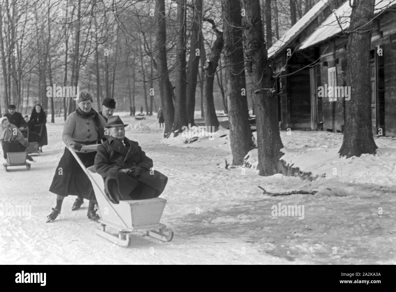Le Familien haus auf einem Eislaufen zugefrorenen Voir im Spreewald, Deutschland 1930 er Jahre. Les familles de patiner sur un lac gelé au Spreewald, Allemagne 1930. Banque D'Images