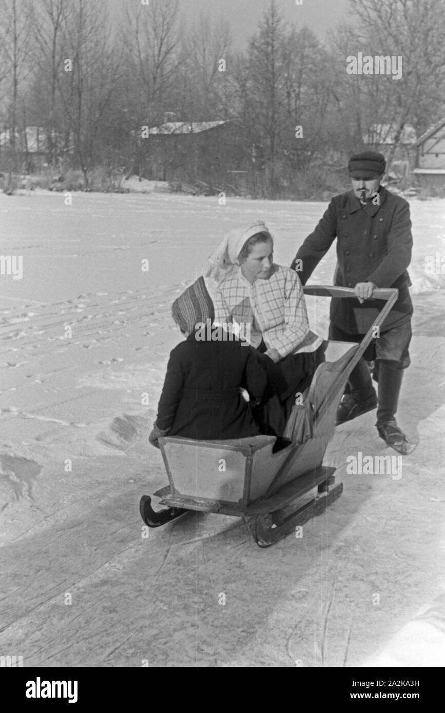 Eine Familie beim Eislaufen auf einem zugefrorenen Voir im Spreewald, Deutschland 1930 er Jahre. Une famille de patiner sur un lac gelé au Spreewald, Allemagne 1930. Banque D'Images