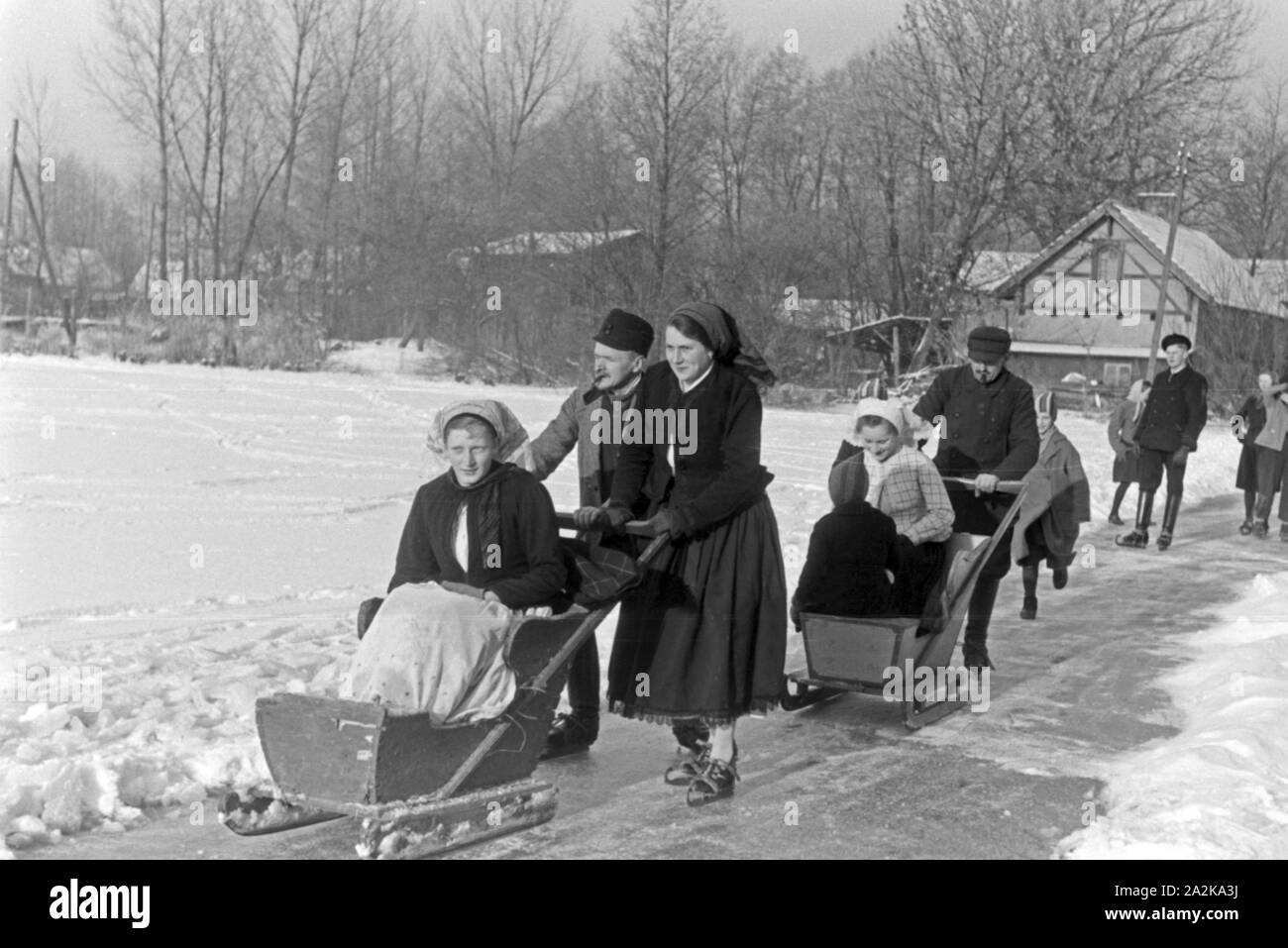Le Familien haus auf einem Eislaufen zugefrorenen Voir im Spreewald, Deutschland 1930 er Jahre. Les familles de patiner sur un lac gelé au Spreewald, Allemagne 1930. Banque D'Images