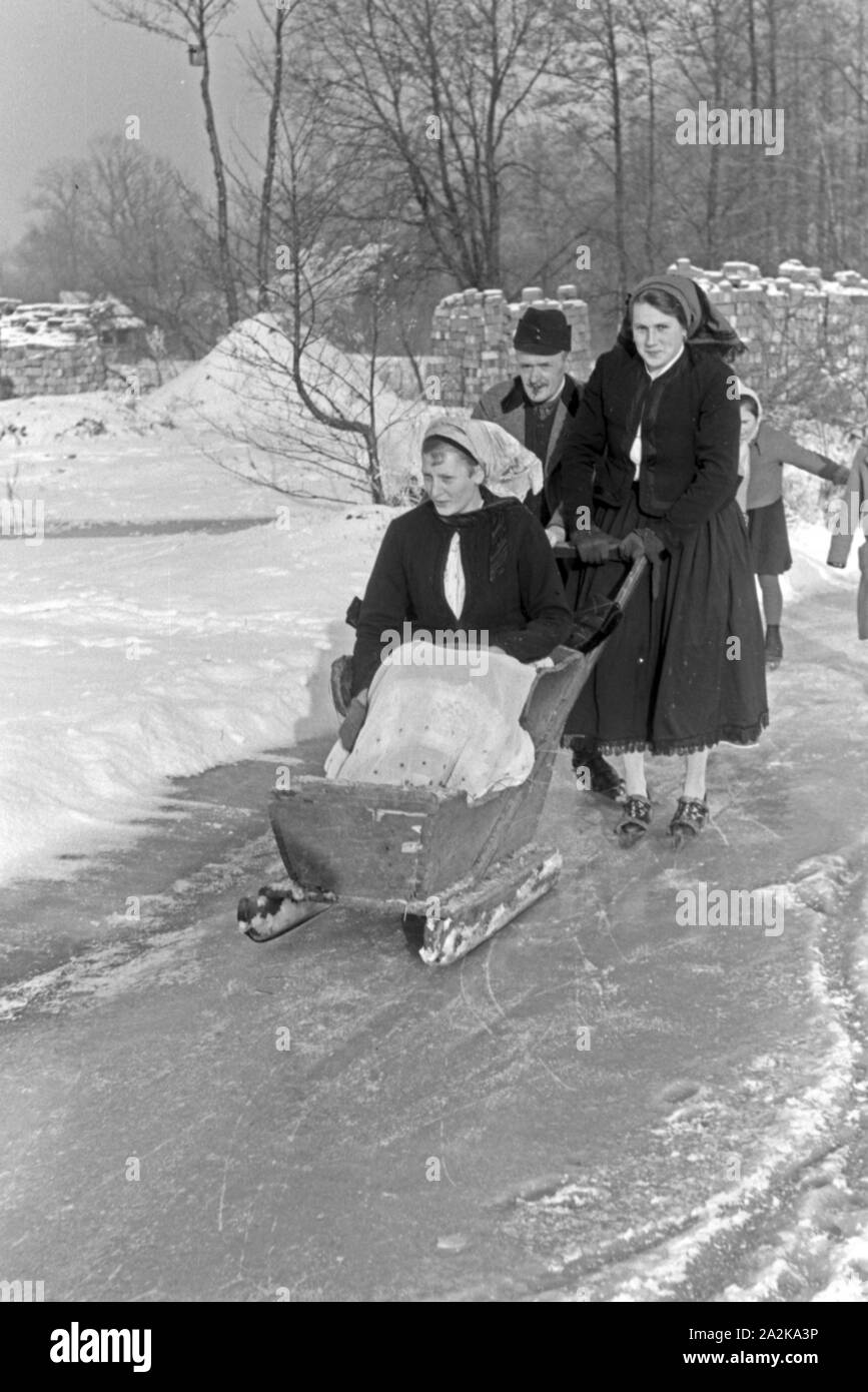 Eine Familie beim Eislaufen auf einem zugefrorenen Voir im Spreewald, Deutschland 1930 er Jahre. Une famille de patiner sur un lac gelé au Spreewald, Allemagne 1930. Banque D'Images