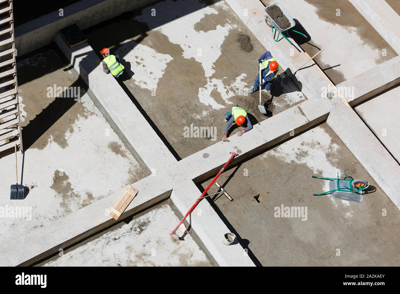 Les travailleurs en uniforme sable propre sur un site de construction, vue d'en haut. Banque D'Images