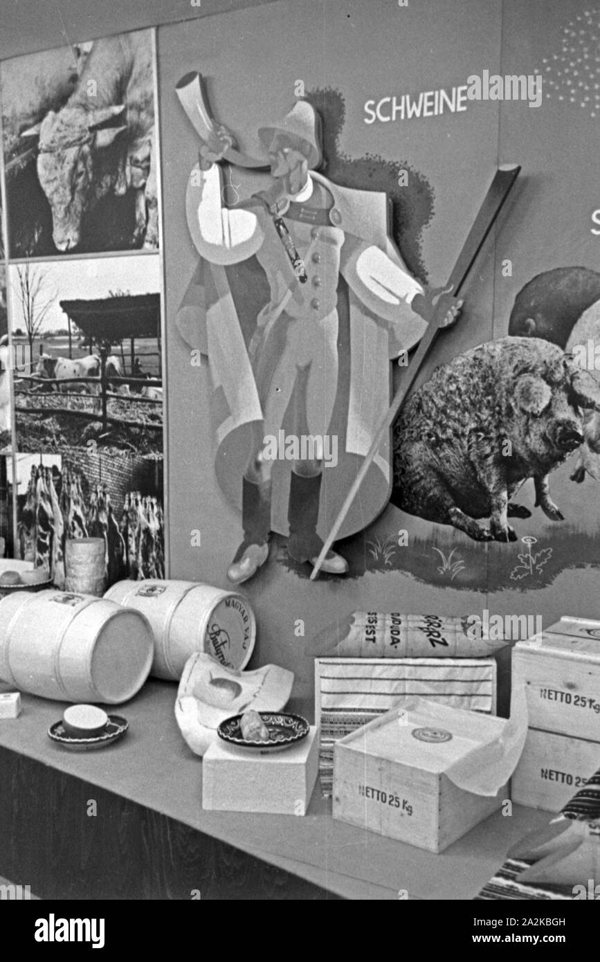 Lebensmittelerzeugnissen mit Ein Messestand Aus Ungarn auf der Messe Leipzig, Deutschland 1940 er Jahre. Un stand avec des produits alimentaires de la Hongrie à la foire commerciale de Leipzig, Allemagne 1940. Banque D'Images