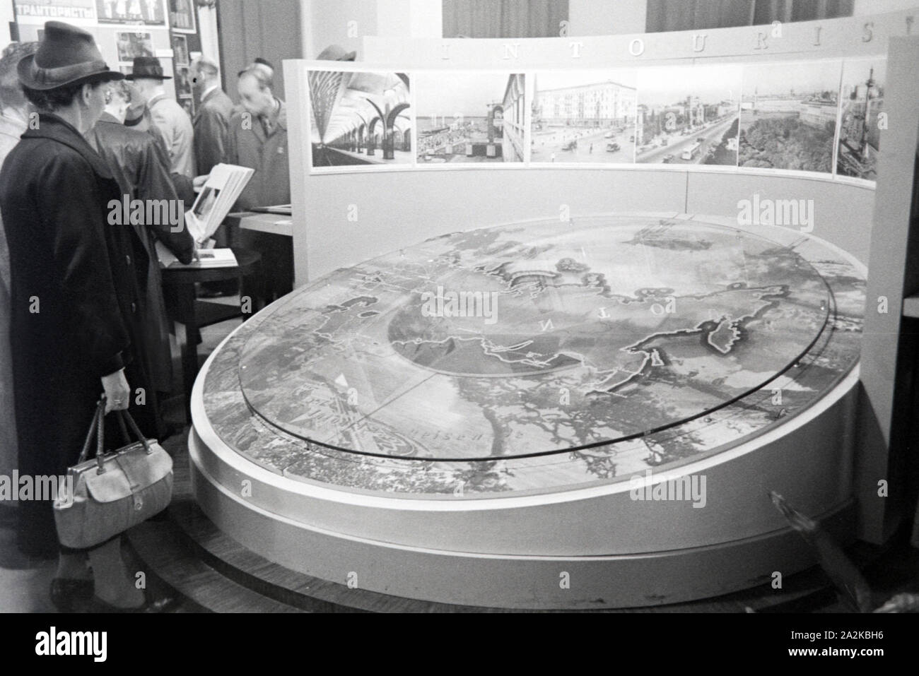 Vor dem Besucher der Sowjetunion Intourist Messestand auf der Messe Leipzig, Deutschland 1940 er Jahre. Les visiteurs du stand Intourist de l'Union soviétique à la Leipzig Salon professionnel, l'Allemagne des années 40. Banque D'Images