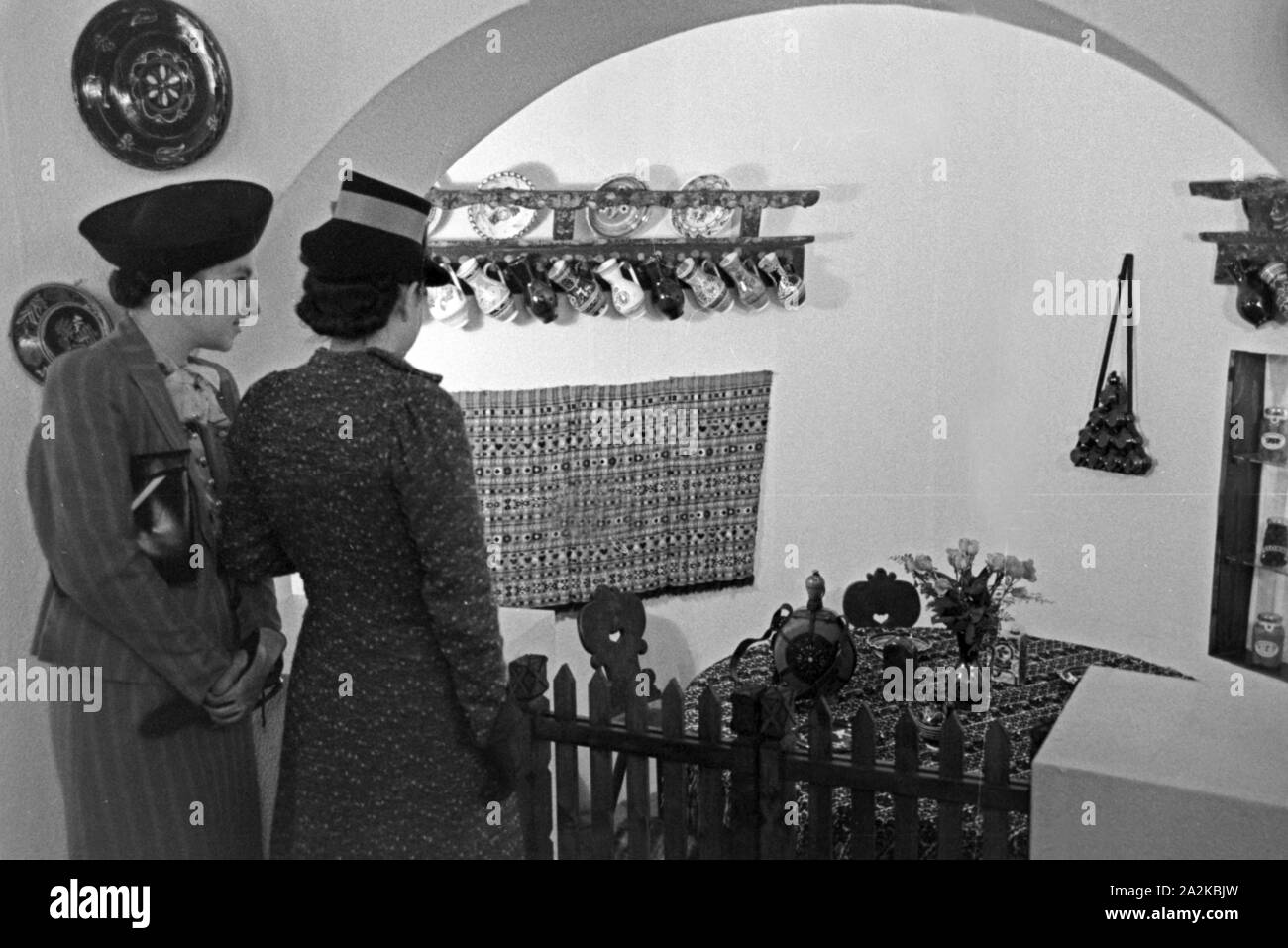 Zwei Frauen vor dem Stand mit Kunsthandwerk aus der Sowjetunion auf der Messe Leipzig, Deutschland 1940 er Jahre. Deux femmes sur le stand avec arts et métiers de l'Union soviétique à la foire commerciale de Leipzig, Allemagne 1940. Banque D'Images
