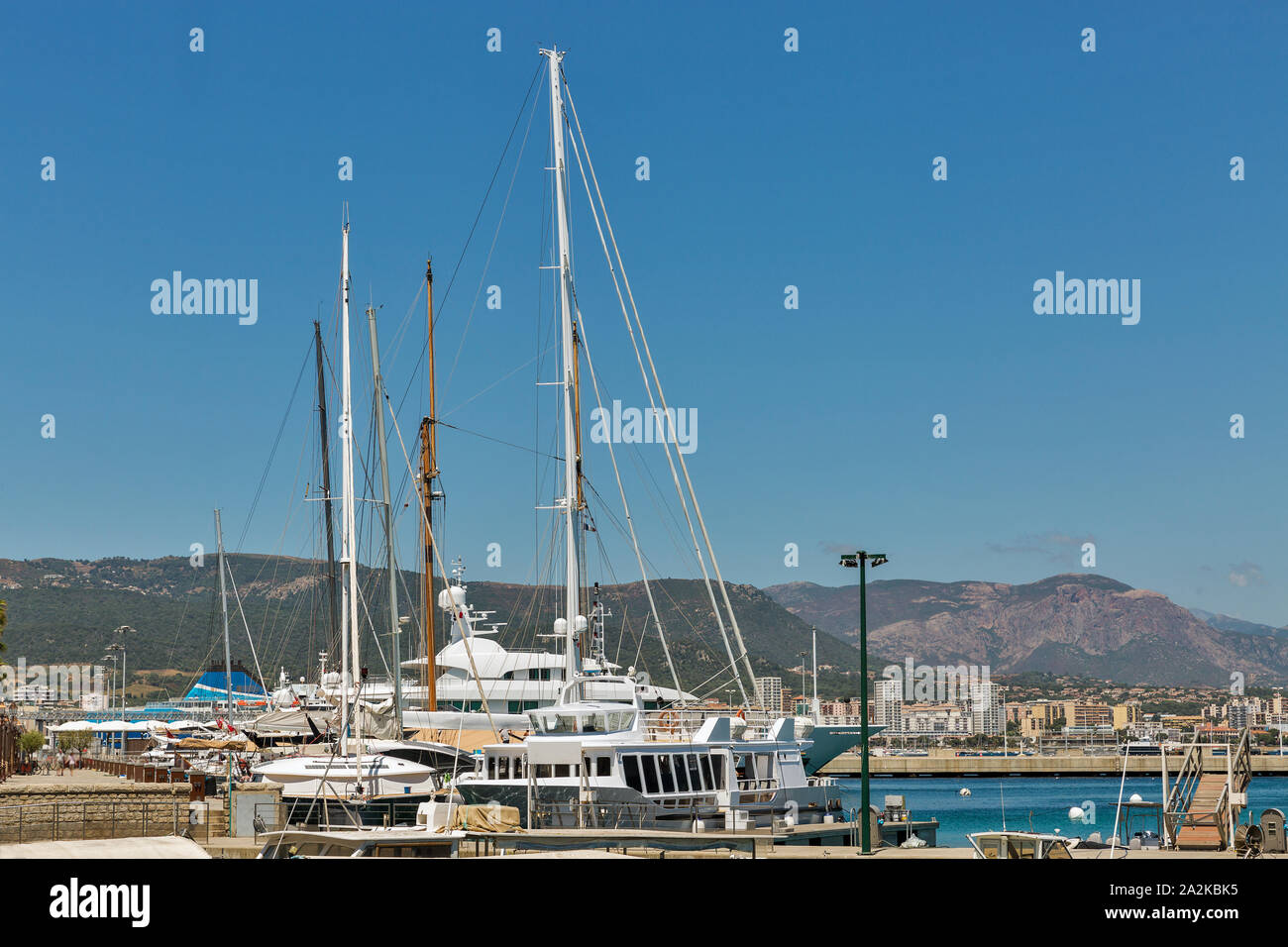 La vieille ville, port de pêche, situé à côté de la Citadelle, du marché et des cafés et restaurants. Ajaccio, Corse, France. Banque D'Images