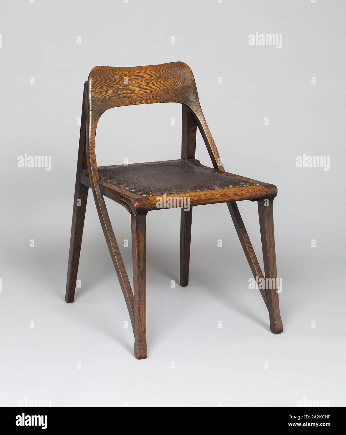 Side Chair, 1898/99, conçue par Richard Riemerschmid, allemand, 1868-1957, faites par Vereinigte Werkstätten für Kunst und Handwerk, Munich, Munich, Bog oak et cuir, 80,7 × 55,3 cm (31 3/4 x 21 3/4 in Banque D'Images