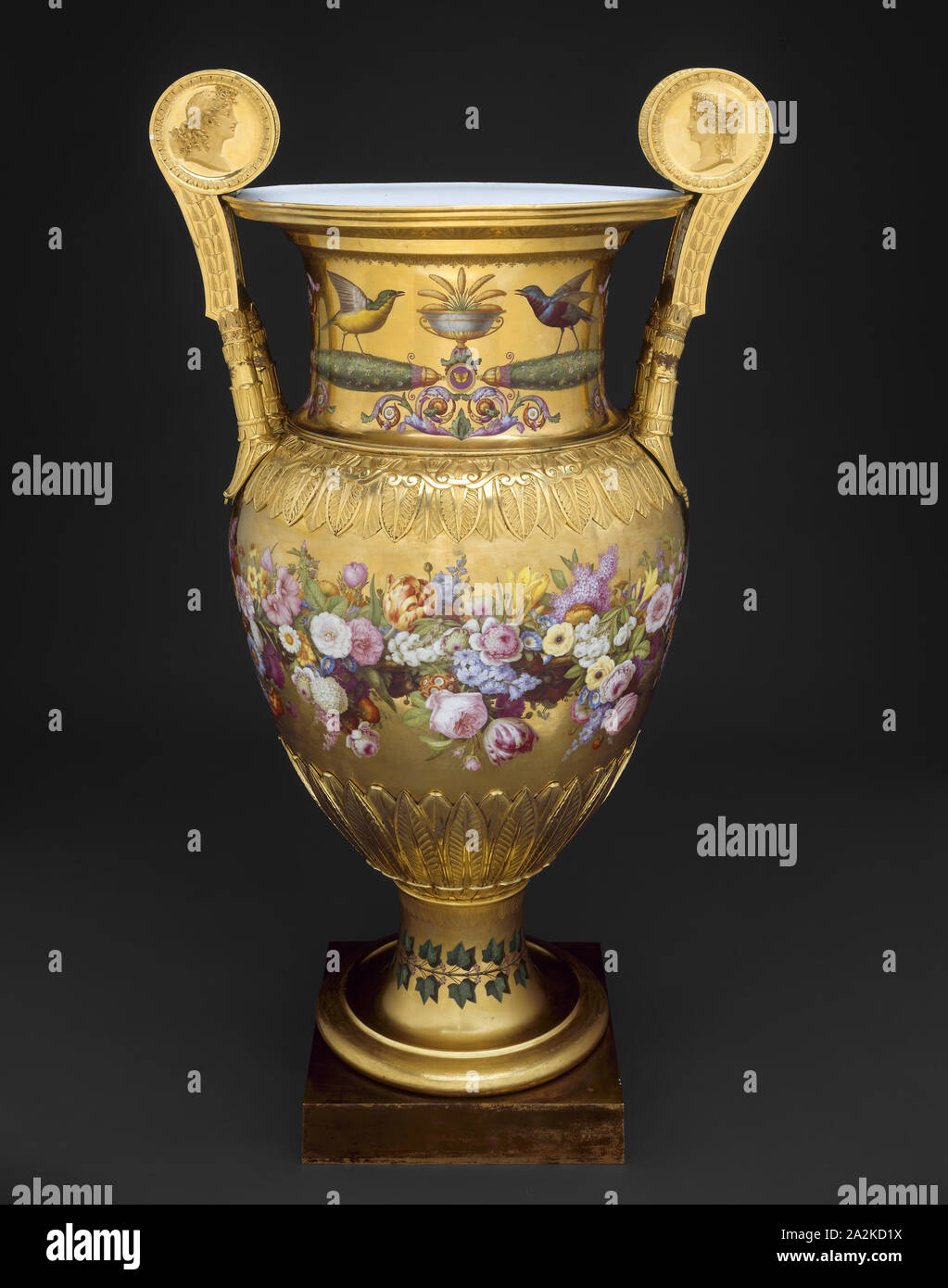 Vase Londonderry, 1813, Manufacture de porcelaine de Sèvres (Sèvres, France, fondée en 1740), dessiné par Charles Percier (Français, 1764-1838), décoration conçu par Alexandre-Theodore Brogniart (Français, 1739-1813), fleurs et d'ornement peint par Gilbert Drouet (Français, 1785-1825), les oiseaux peints par Christophe-Ferdinand Caron (Français, 1792-1815), actif à Sèvres, disque-pâte porcelaine, émaux polychromes, dorures, et supports en bronze doré, 137,2 cm (54 in Banque D'Images