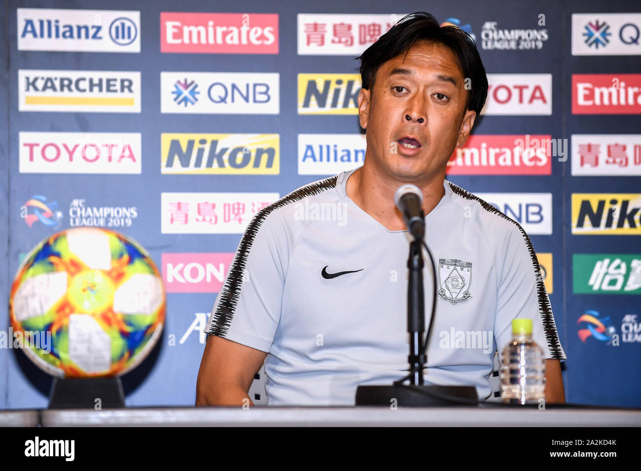 Tsuyoshi Otsuki, entraîneur de Urawa Red Diamonds, prend la parole à la conférence de presse avant la demi-finale de Coupe d'Asie des nations 2019, au Japon, à Urawa 1 octobre 2019. Banque D'Images